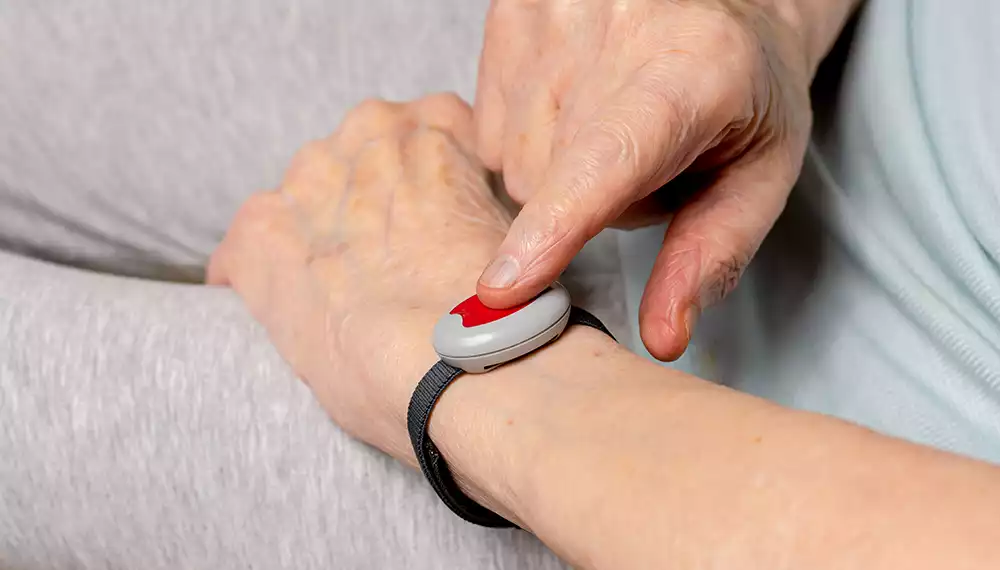 différents types de bracelet d'alarme senior