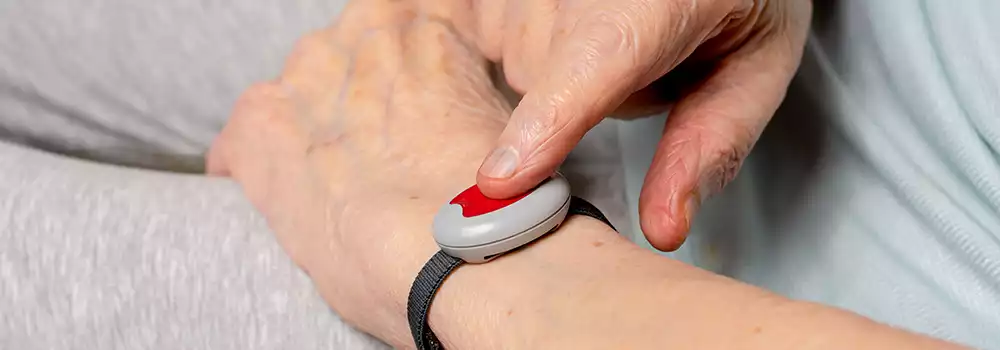 différents types de bracelet d'alarme senior